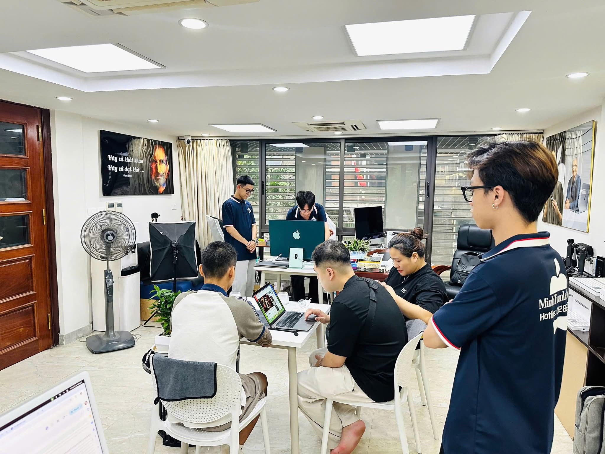 Khách tin tưởng dẫn cả team đến mua hàng ...