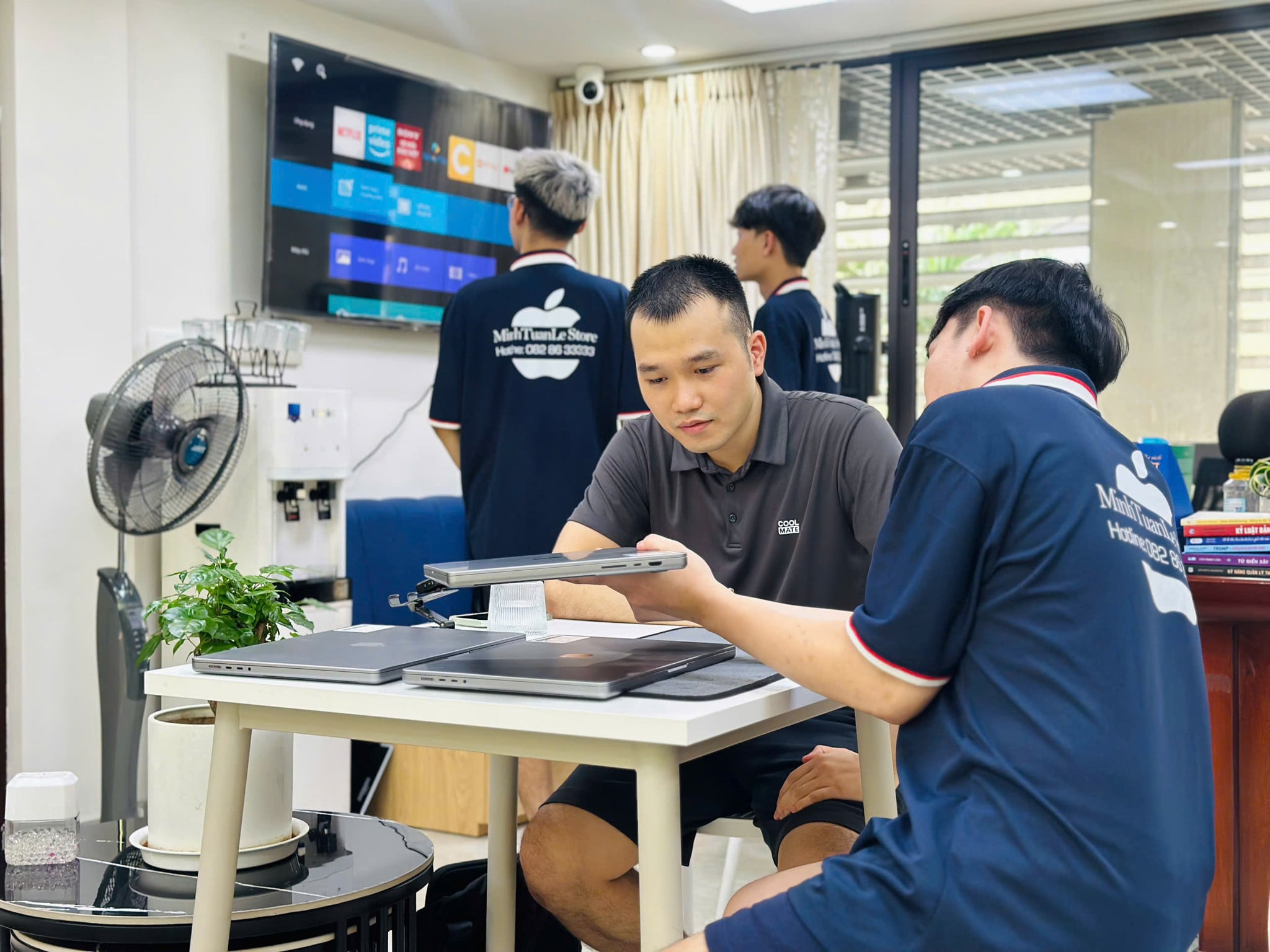 Khoảnh khắc chân thành trong từng buổi tư vấn – nơi khách hàng tìm thấy chiếc MacBook phù hợp nhất cho mình.