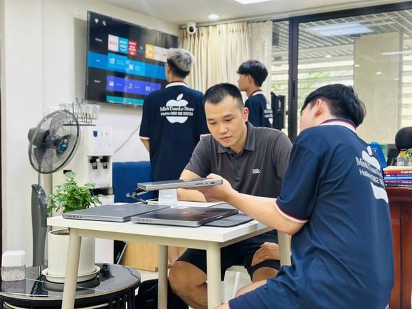 Khoảnh khắc chân thành trong từng buổi tư vấn – nơi khách hàng tìm thấy chiếc MacBook phù hợp nhất cho mình.