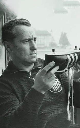 TẠI SAO GIÀY ADIDAS LẠI CÓ “3 SỌC” ? VÀ Ý NGHĨA ĐẰNG SAU NHỮNG LOGO LÀM NÊN TÊN TUỔI CỦA THƯƠNG HIỆU.