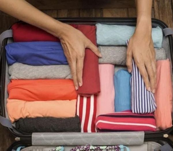 Cách cuộn quần áo vào vali giúp tiết kiệm diện tích