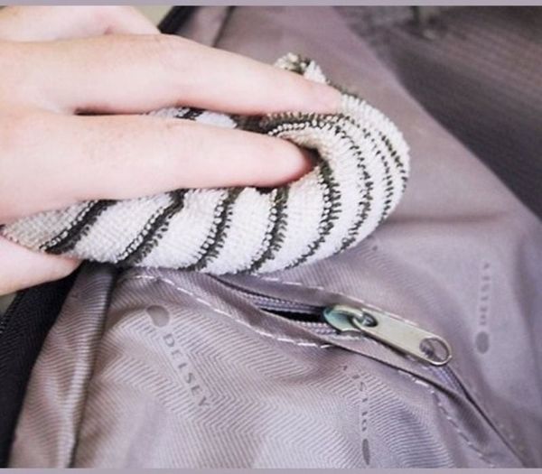 Cách giặt vali đơn giản, hiệu quả giúp vali trông như mới