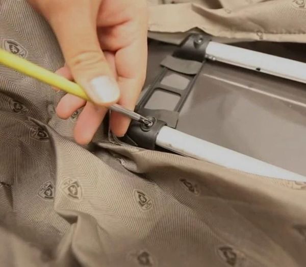 Mách bạn xử lý cần kéo vali bị kẹt nhanh chóng, hiệu quả