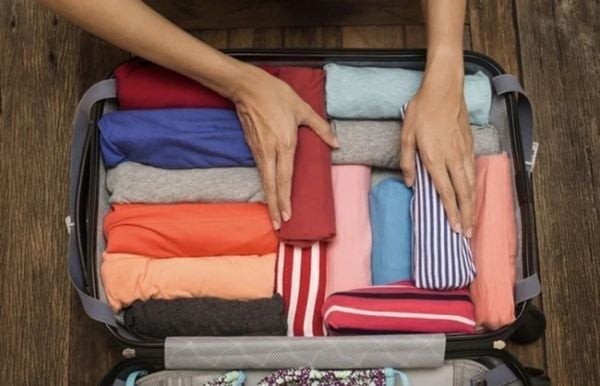Cách cuộn quần áo vào vali