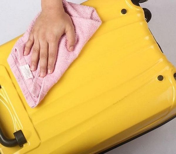 cách giặt vali nhựa