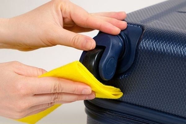 cách giặt vali nhựa