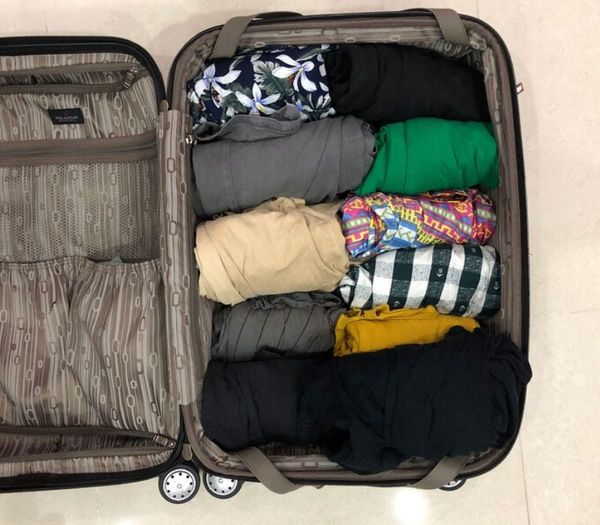 Mách bạn cách gấp áo sơ mi vào vali dễ dàng, hiệu quả nhất