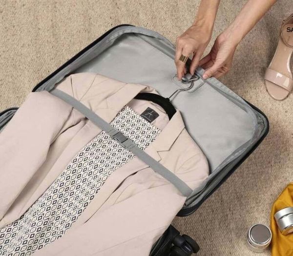 Hướng dẫn cách gấp áo vest vào vali đơn giản nhất