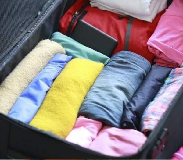 Mách bạn cách gấp gọn quần áo vào vali siêu dễ