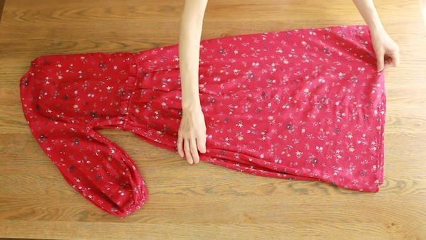 Cách gấp váy vào vali đơn giản