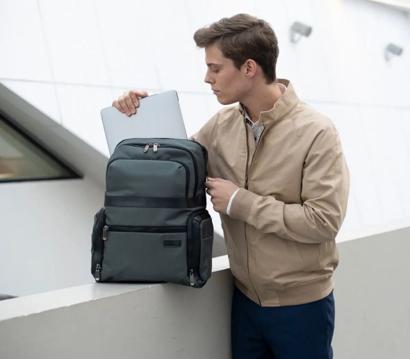 Các mẫu balo đi làm nâng tầm phong cách thời trang công sở