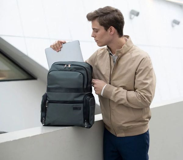 Các mẫu balo đi làm nâng tầm phong cách thời trang công sở