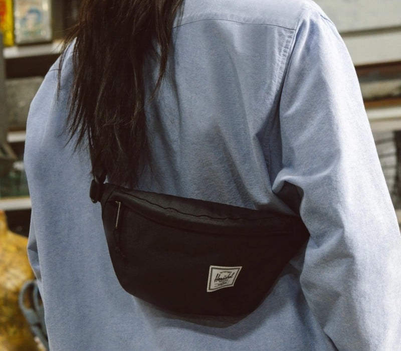 Trên tay chiếc túi đeo chéo Herschel được yêu thích nhất